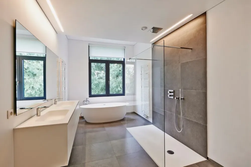 salle de bain avec une douche et une baignoire